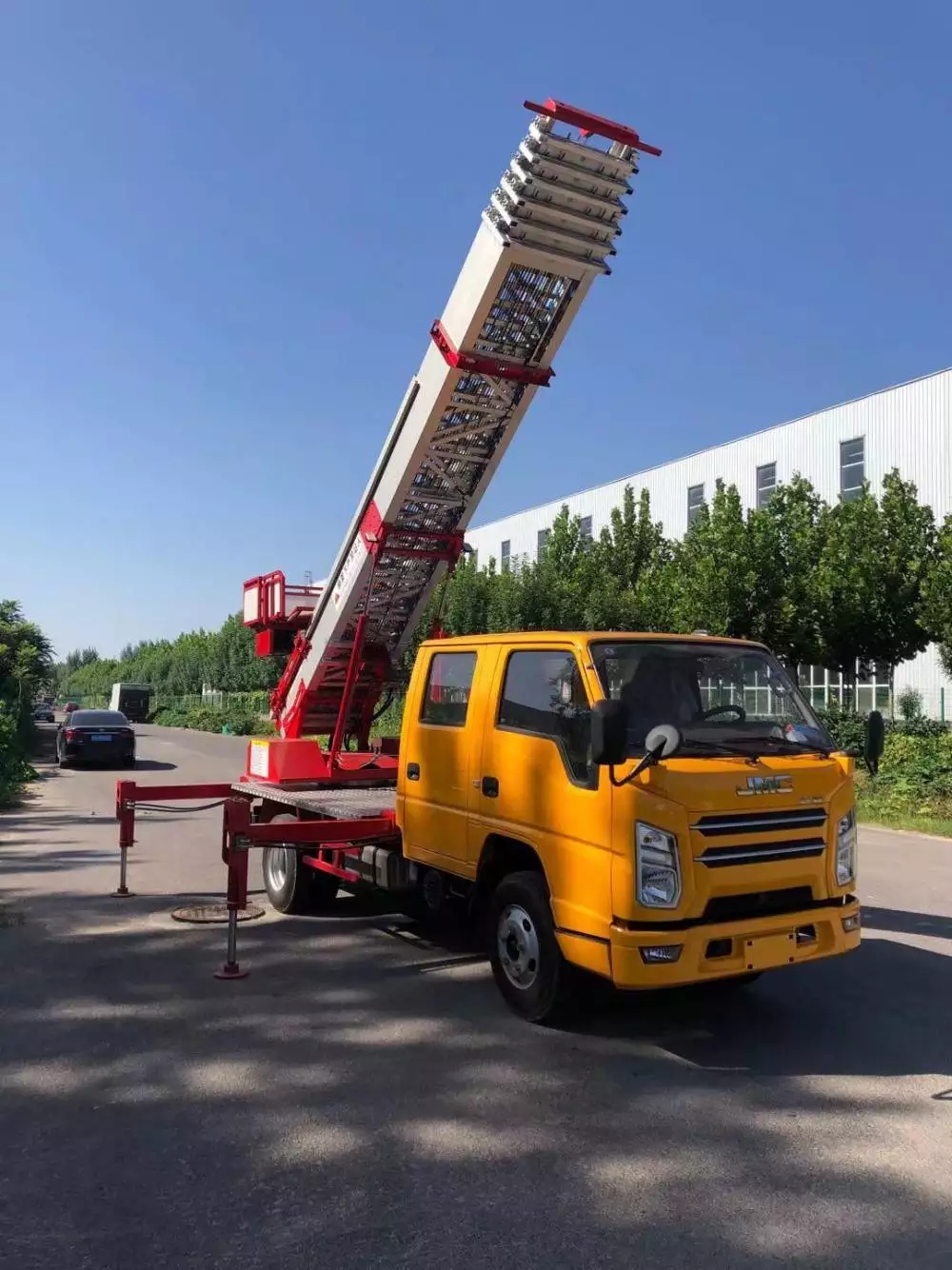 东莞生态园附近的云梯车出租服务：轻松解决高空作业需求